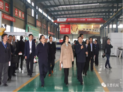 濟(jì)寧市委常委、組織部部長孔凡萍帶領(lǐng)全市“兩新”組織黨建工作現(xiàn)場觀摩團(tuán)蒞臨天意機(jī)械調(diào)研指導(dǎo)